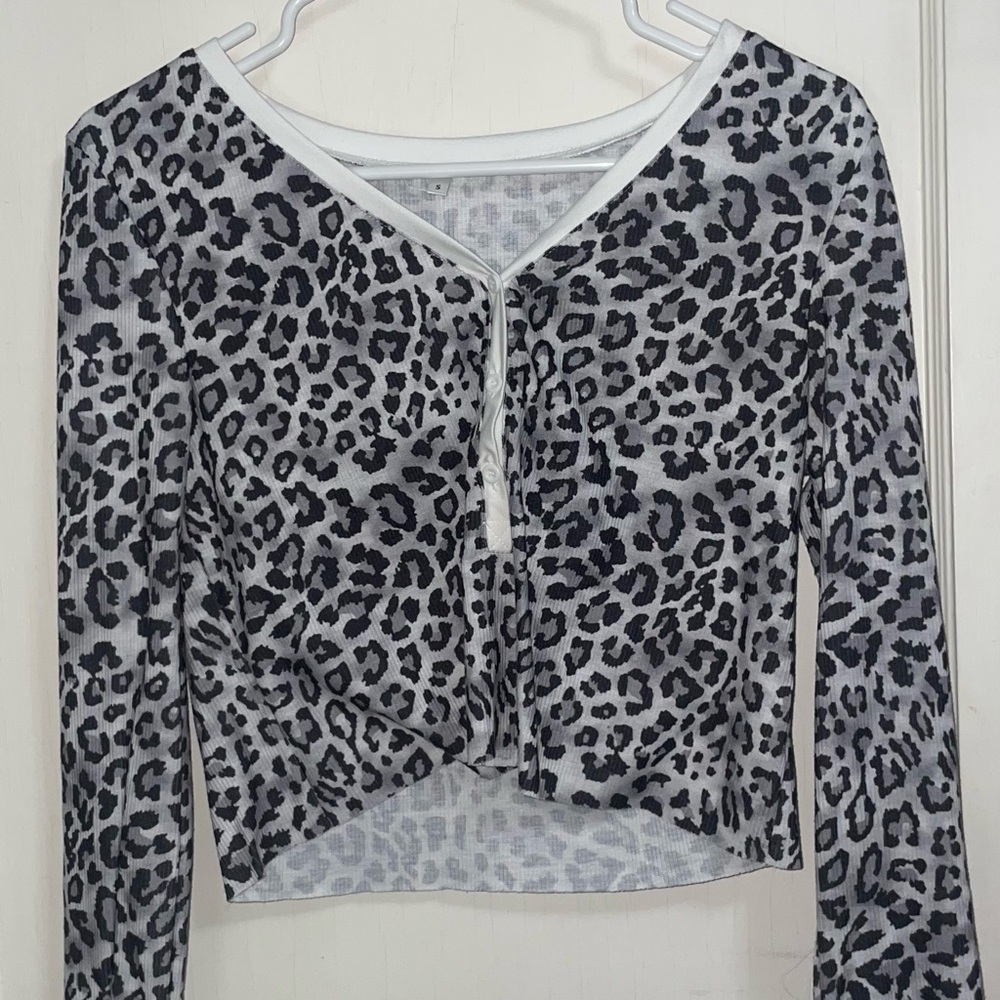 Leopard Print V-Neck Long Sleeve Top